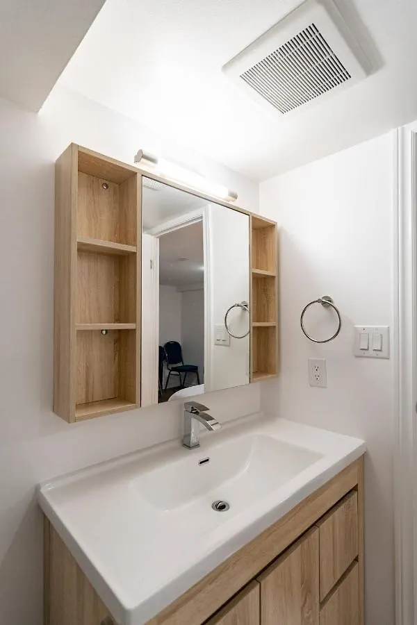 Simple & Tidy Private Rooms Toronto Canada